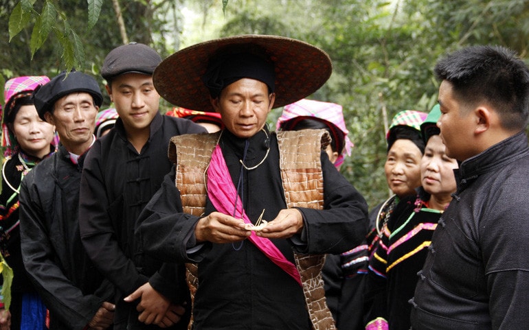 Trong buổi lễ, lời thề giữ rừng được các thế hệ người Pu Péo trao truyền - Ảnh ITN
