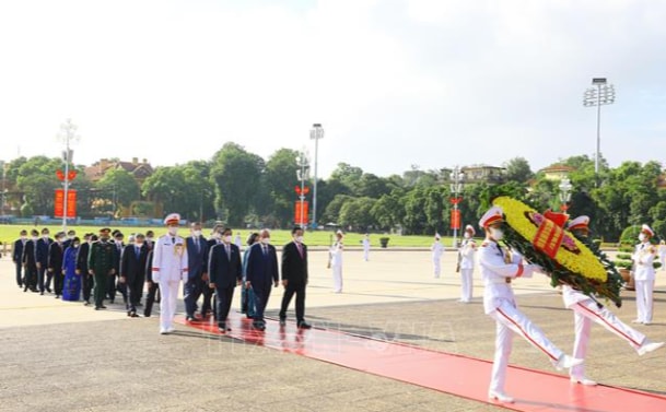 Đoàn đại biểu lãnh đạo Đảng, Nhà nước, Mặt trận Tổ quốc Việt Nam đặt vòng hoa và vào Lăng viếng Chủ tịch Hồ Chí Minh