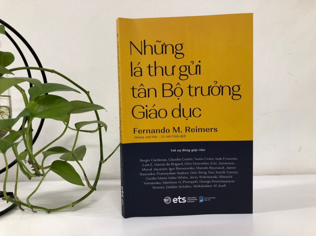 Cuốn sách gồm 18 lá thư của các nhà lãnh đạo giáo dục cao cấp gửi tới tân Bộ trưởng Giáo dục