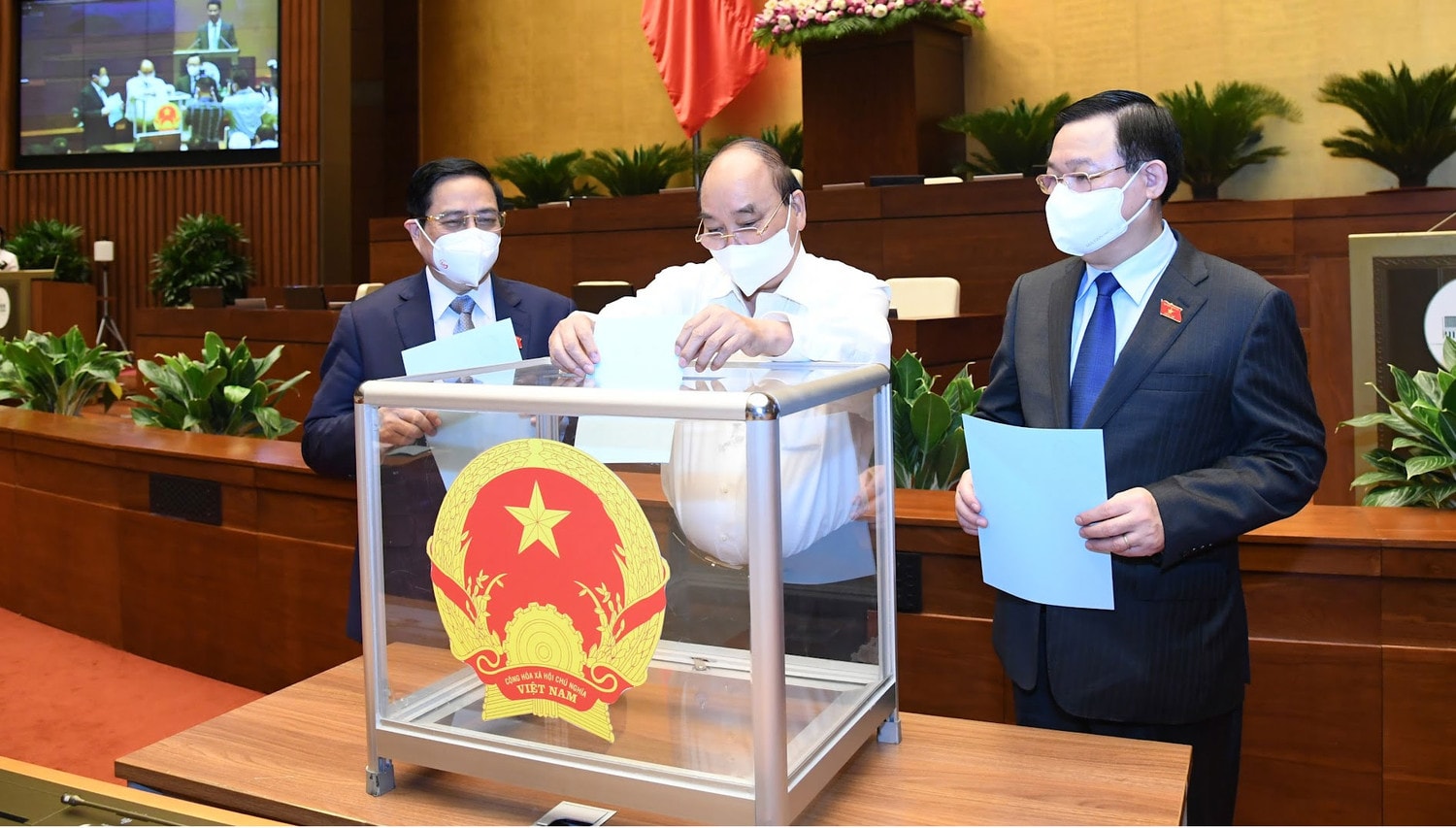 Chủ tịch Nước Nguyễn Xuân Phúc bỏ phiếu kín phê chuẩn việc bổ nhiệm nhân sự Thẩm phán Tòa án nhân dân tối cao Ảnh: Quang Khánh