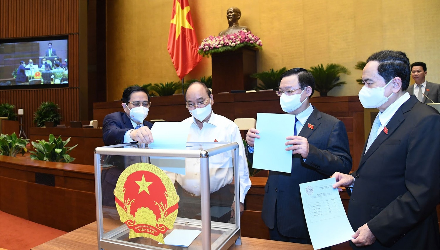 Thủ tướng Phạm Minh Chính bỏ phiếu kín phê chuẩn việc bổ nhiệm nhân sự Thẩm phán Tòa án nhân dân tối cao Ảnh: Quang Khánh
