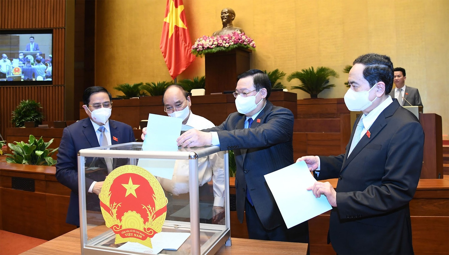 Chủ tịch Quốc hội Vương Đình Huệ, Phó Chủ tịch Thường trực Quốc hội Trần Thanh Mẫn bỏ phiếu kín phê chuẩn việc bổ nhiệm nhân sự Thẩm phán Tòa án nhân dân tối cao Ảnh: Quang Khánh