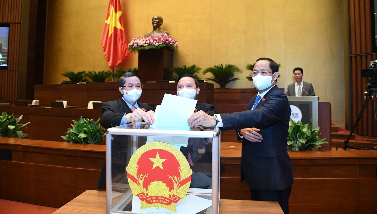 Phó Chủ tịch Quốc hội Nguyễn Đức Hải và các đại biểu bỏ phiếu kín phê chuẩn việc bổ nhiệm nhân sự Thẩm phán Tòa án nhân dân tối cao Ảnh: Quang Khánh