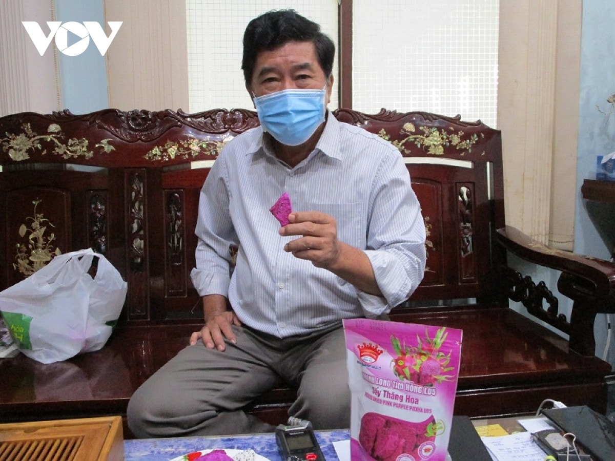 Ông Trần Ngọc Hiệp – Giám đốc Công ty TNHH thanh long Hoàng Hậu đang giới thiệu sản phẩm mới từ trái thanh long