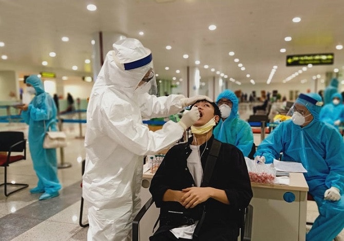 Nên xem xét để doanh nghiệp được tự mua dụng cụ xét nghiệm. Ảnh: Sở Y tế Hà Nội