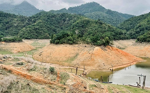 Nhiều đoạn cao hơn, ở các khúc suối chảy về lòng hồ, nước cạn khô