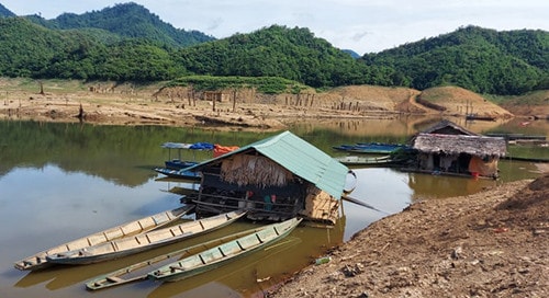 Mực nước thấp kéo dài từ nhiều tháng nay đã làm ảnh hưởng đến hàng trăm lồng cá của bà con nuôi trên lòng hồ.