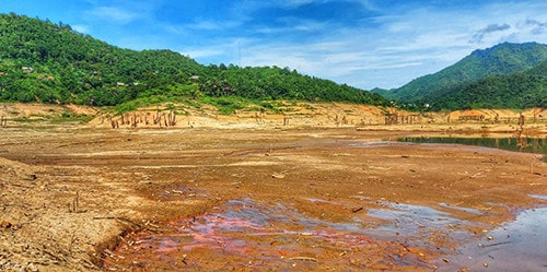 Lòng hồ cạn nước tạo thành một vùng sình lầy rất lớn.