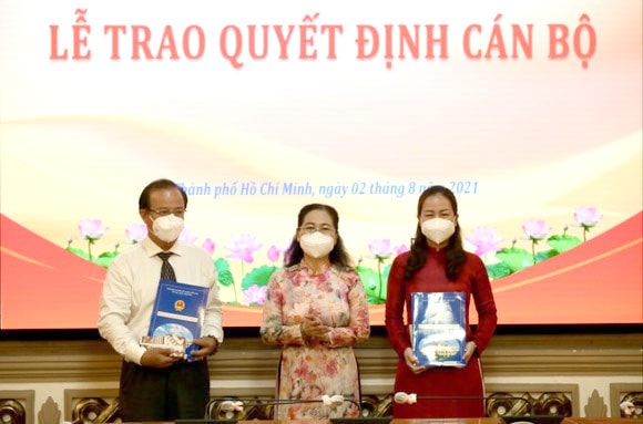 Bà Đỗ Thị Minh Quân (phải) được bổ nhiệm giữ chức vụ Chánh Văn phòng và ông Nguyễn Tấn Tuyến (trái) giữ chức vụ Phó Chánh Văn phòng tại Đoàn ĐBQH và HĐND TP. Hồ Chí Minh
