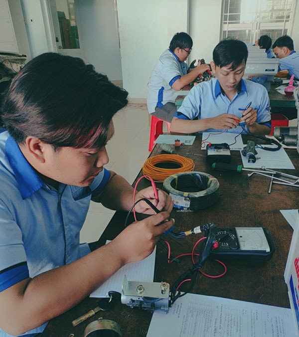 Sinh viên Trường Cao đẳng nghề Việt Nam - Hàn Quốc trong giờ thực hành nghề điện - điện tử Nguồn: ITN