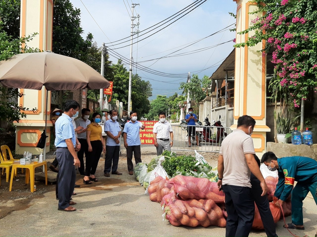 Chính quyền và người dân Thạch Thất đoàn kết, chung tay, nỗ lực đẩy lùi dịch bệnh Ảnh: Tường Vy Chính quyền và người dân Thạch Thất đoàn kết, chung tay, nỗ lực đẩy lùi dịch bệnh Ảnh: Tường Vy
