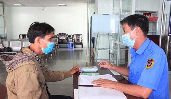 Người lao động đến Bảo hiểm xã hội tỉnh làm thủ tục hưởng Bảo hiểm xã hội một lần Nguồn: ITN