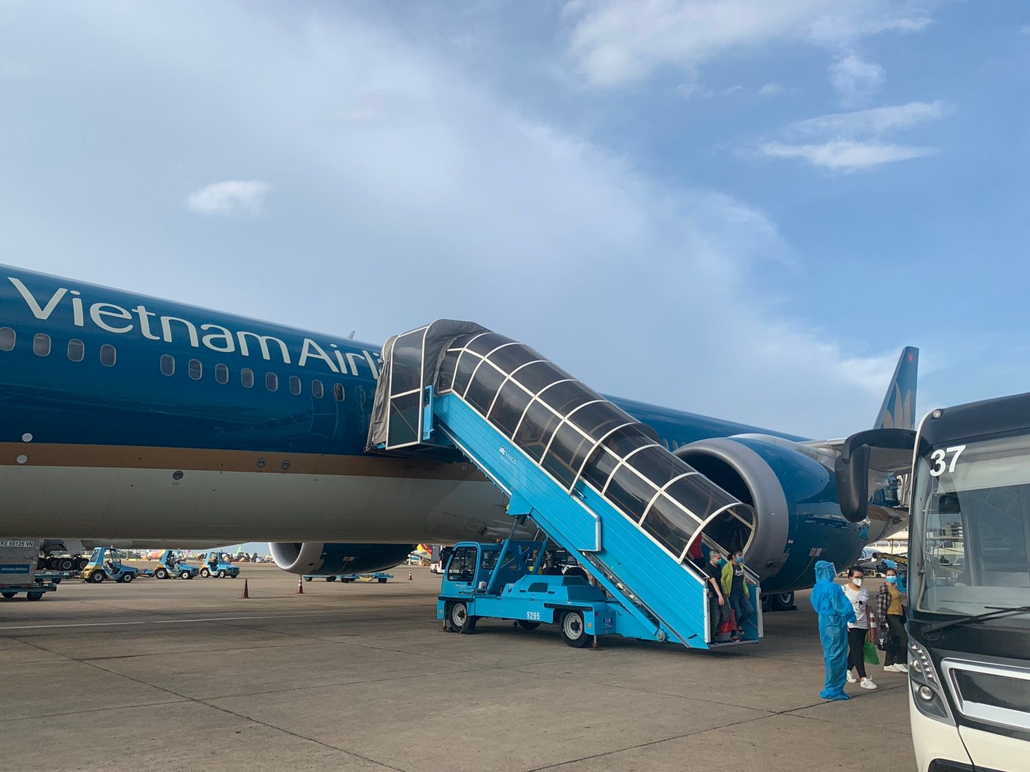 Chuyến bay VN213 chở 300 bác sĩ hạ cánh an toàn tại TP Hồ Chí Minh