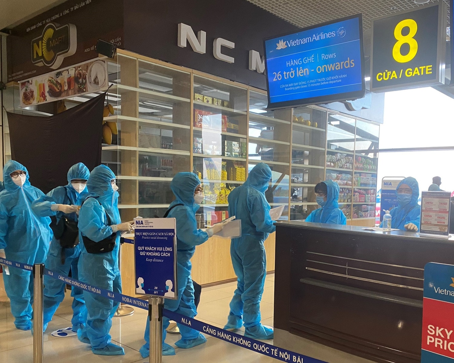 Đến nay, hơn 3.000 y bác sĩ và hơn 140 tấn hàng hóa y tế đã vượt hàng nghìn cây số trên các chuyến bay của hàng không Quốc gia để “chia lửa” với các vùng dịch