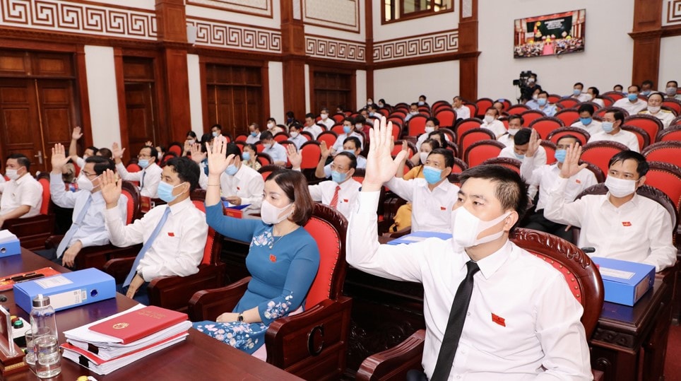Các đại biểu HĐND tỉnh Ninh Bình biểu quyết thông qua các nghị quyết của kỳ họp Ảnh: H. Vân
