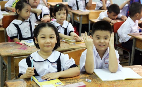 Giờ học ngoại khóa của cô và trò Trường phổ thông dân tộc nội trú tỉnh Điện Biên. ( Ảnh: ĐĂNG KHOA)
