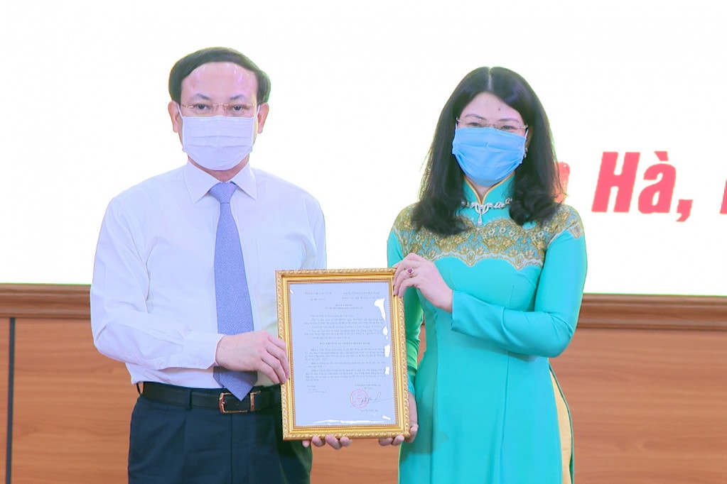 Ủy viên Trung ương Đảng, Bí thư Tỉnh ủy, Chủ tịch HĐND tỉnh Nguyễn Xuân Ký trao quyết định cho bà Đỗ Thị Ninh Hường.jpg
