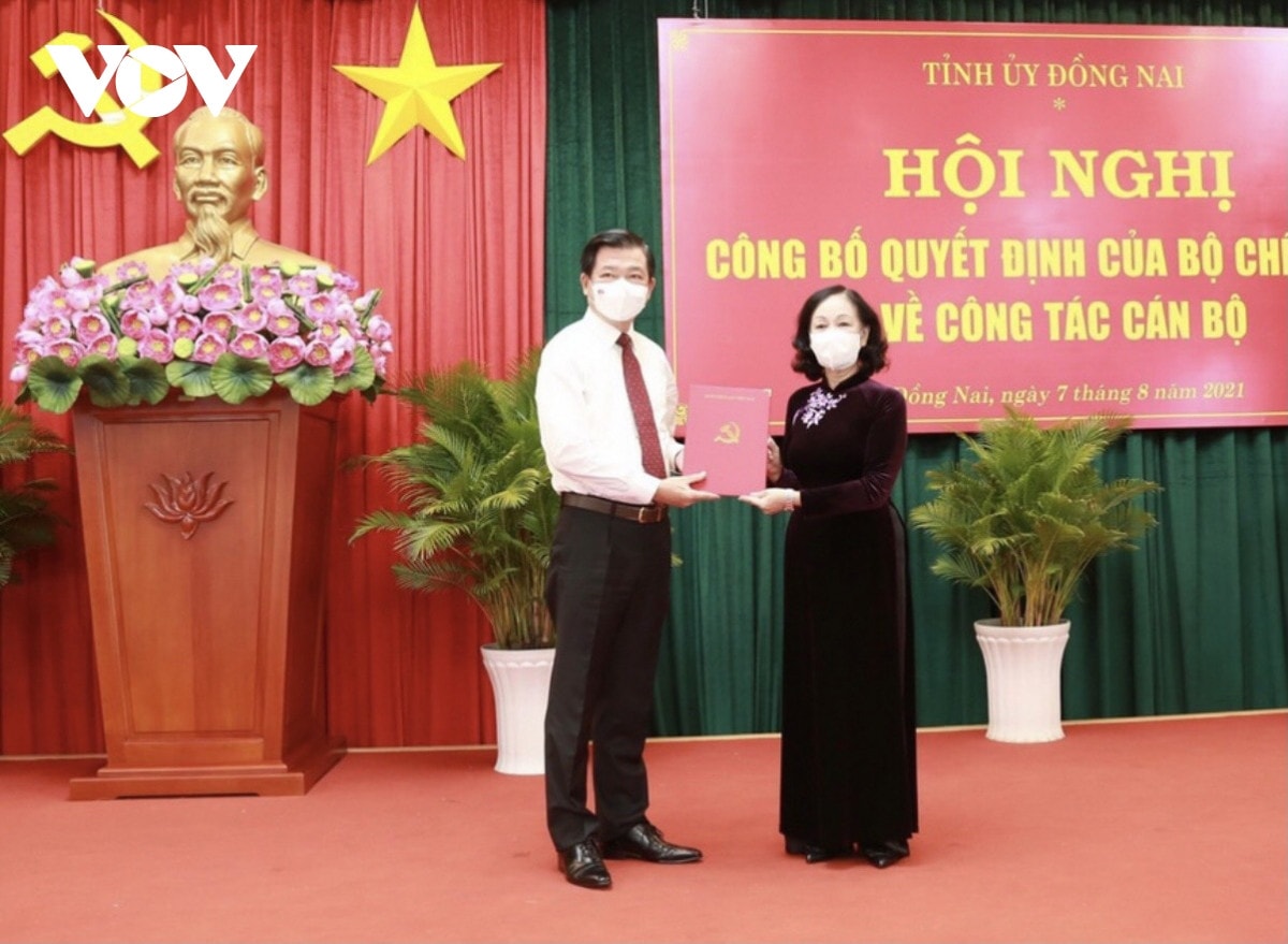 Ủy viên Bộ Chính trị, Trưởng Ban tổ chức Trung ương Trương Thị Mai trao quyết định điều động cho ông Nguyễn Hồng Lĩnh