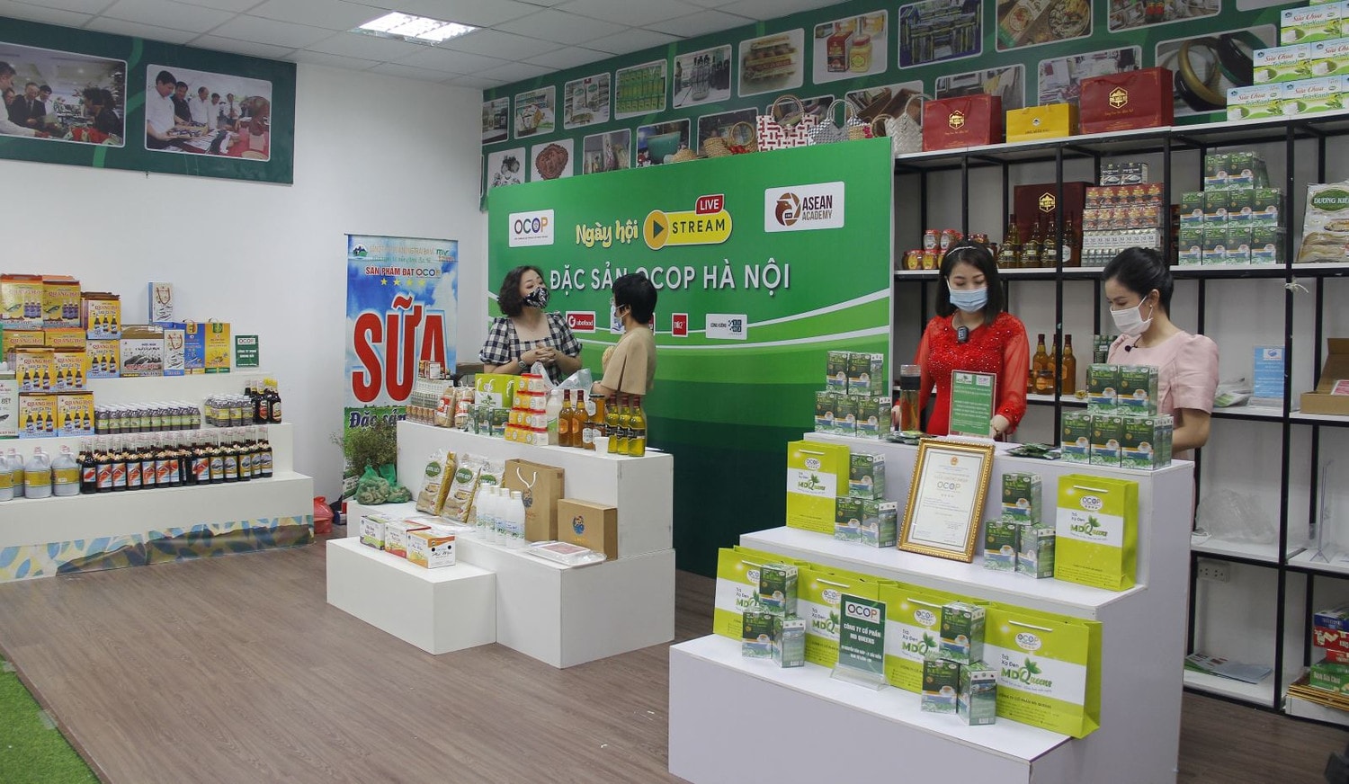 Các sản phẩm OCOP được giới thiệu và bán online trên các nền tảng mạng xã hội Ảnh: Khánh Duy Các sản phẩm OCOP được giới thiệu và bán online trên các nền tảng mạng xã hội
