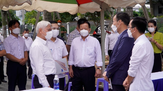 Bí thư Tỉnh uỷ Bình Dương Nguyễn Văn Lợi trao đổi cùng các doanh nghiệp tại buổi làm việc