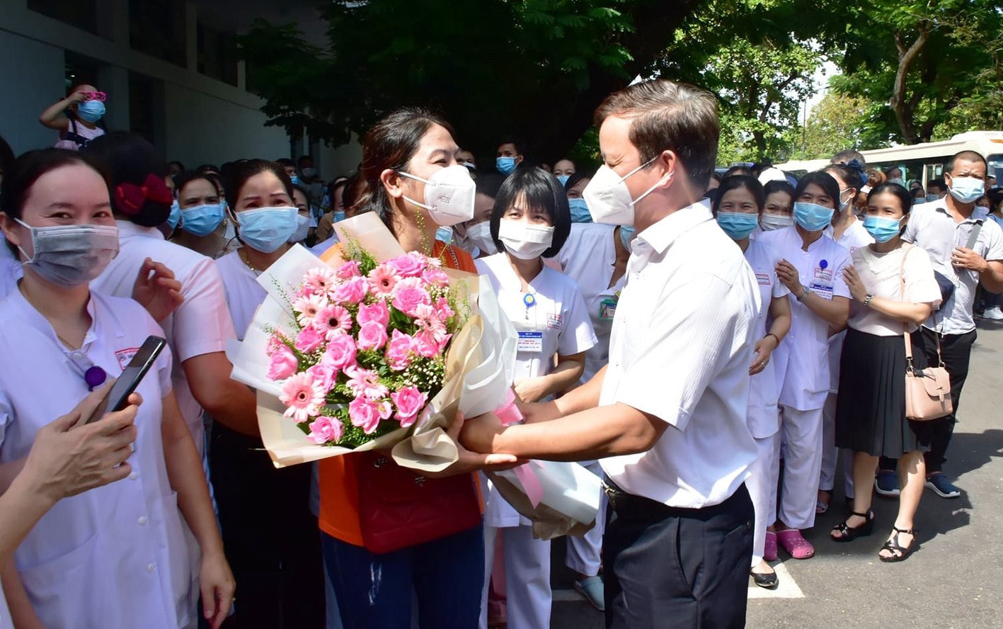 Bí thư Tỉnh ủy, Chủ tịch HĐND tỉnh, Trưởng đoàn ĐBQH tỉnh Thừa Thiên Huế Lê Trường Lưu tặng hoa cho đội ngũ y bác sĩ Bệnh viện Trung ương Huế lên đường chi viện cho TP. Hồ Chí Minh