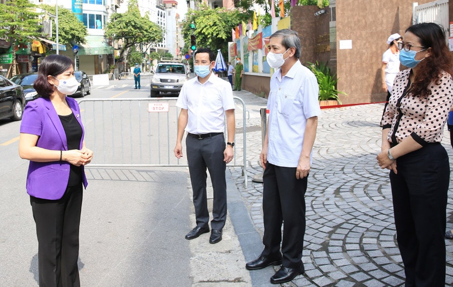 Phó Bí thư Thường Trực Thành ủy Hà Nội Nguyễn Thị Tuyến kiểm tra công tác phòng, chống dịch Covid-19 tại một điểm bán hàng lưu động cung ứng thực phẩm trên địa bàn quận Ba Đình.