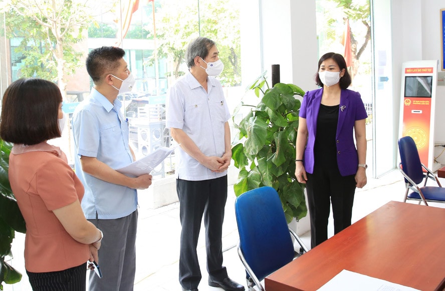 Phó Bí thư Thường Trực Thành ủy Hà Nội Nguyễn Thị Tuyến kiểm tra công tác cấp Giấy đi đường cho nhân dân tại UBND phường Liễu Giai (quận Ba Đình)