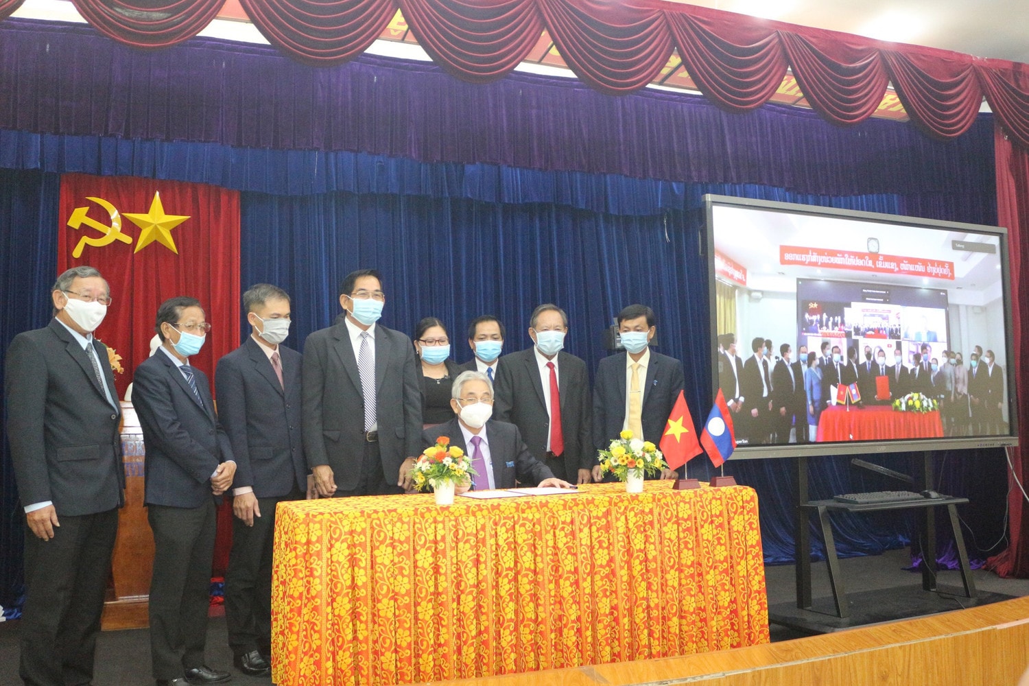 Các đại biểu tham dự buổi lễ trực tuyến tại đầu cầu Việt Nam