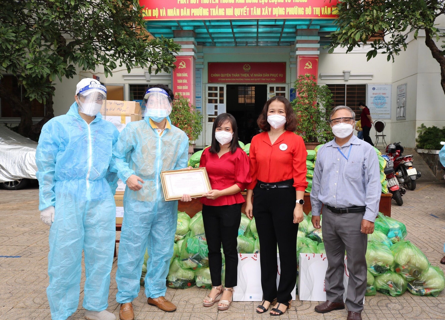 	Đại diện lãnh đạo phường Thắng Nhất, TP. Vũng Tàu trao chứng nhận và gửi lời cảm ơn những tấm lòng hảo tâm của DVK