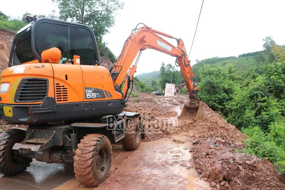 Khắc phục sự cố sạt lở tuyến đường vào trung tâm xã Hộ Đáp.
