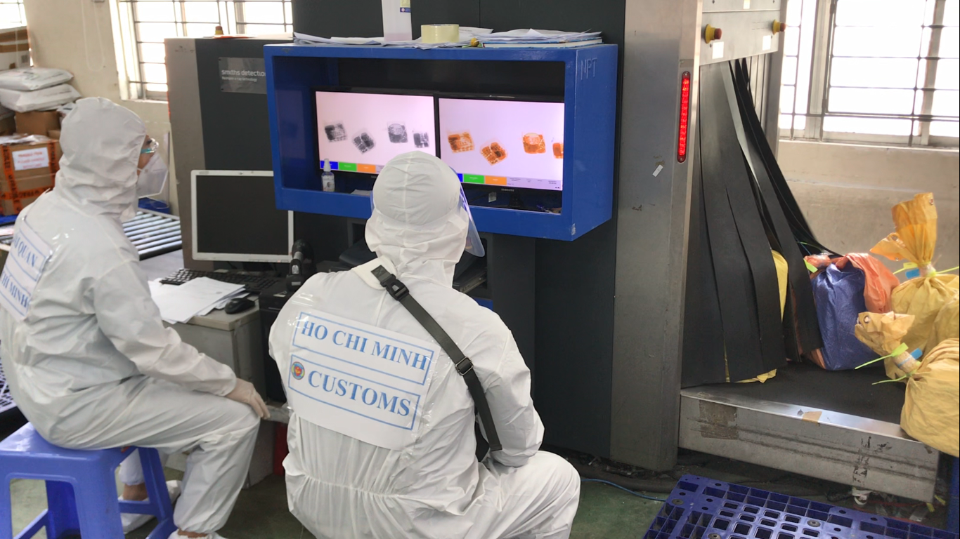 Lực lượng hải quan TP Hồ Chí Minh theo dõi lô hàng qua máy soi chiếu