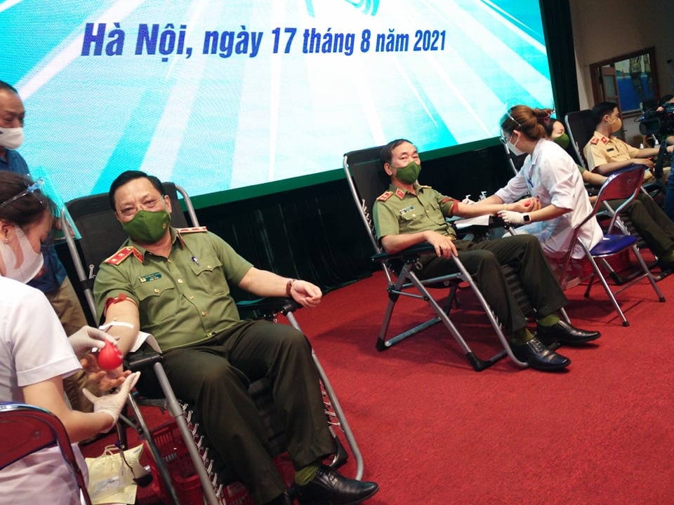 Các đại biểu tham gia hiến máu