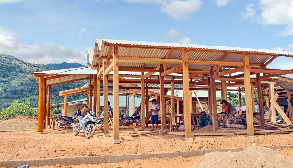 Người dân vùng sạt lở núi Quảng Nam khẩn trương hoàn thành dựng khung của ngôi nhà mới tại khu tái định cư .