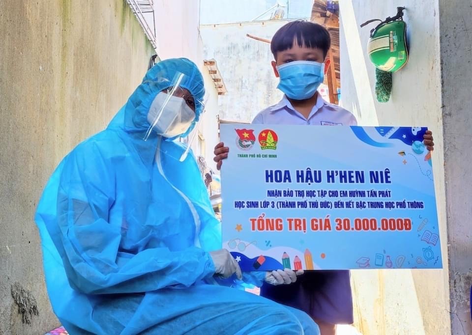 Hưởng ứng phong trào Học bổng bảo trợ học tập đến hết bậc THPT cho các em thiếu nhi có hoàn cảnh khó khăn, ảnh hưởng bởi dịch Covid-19 Hoa hậu H'Hen Niê nhận bảo trợ cho 1 em học sinh lớp 3 (Thành phố Thủ Đức) có hoàn cảnh đặc biệt khó khăn cho đến khi tốt nghiệp cấp 3. Ảnh: Thành Đoàn TP. Hồ Chí Minh Hưởng ứng phong trào Học bổng bảo trợ học tập đến hết bậc THPT cho các em thiếu nhi có hoàn cảnh khó khăn, ảnh hưởng bởi dịch Covid-19 Hoa hậu H'Hen Niê nhận bảo trợ cho 1 em học sinh lớp 3 (Thành phố Thủ Đức) có hoàn cảnh đặc biệt khó khăn cho đến khi tốt nghiệp cấp 3.
