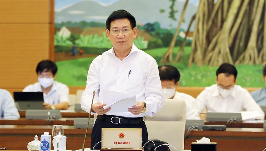 Bộ trưởng Bộ Tài chính Hồ Đức Phớc trình bày Tờ trình của Chính phủ Ảnh: Hồ Long