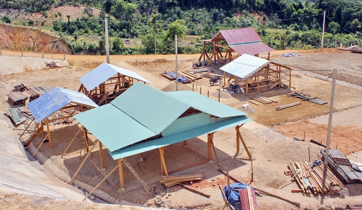 Gần 10 tháng sau thiên tai, huyện Phước Sơn, tỉnh Quảng Nam đang đẩy nhanh tiến độ thi công các khu tái định cư mới.