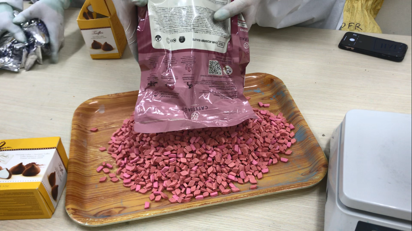 Thủ đoạn cất giấu rất tinh vi bằng cách ngụy trang trong những gói bánh kẹo và viên kẹo sô-cô-la