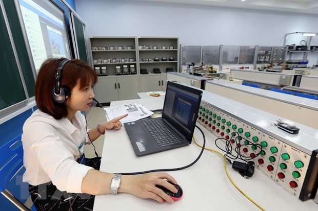 Giảng viên Trường Cao đẳng Cơ điện Hà Nội đang giảng bài bằng Hệ thống đào tạo trực tuyến E-Learning. Ảnh: Anh Tuấn