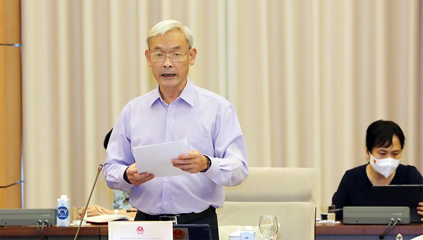 Chủ nhiệm Ủy ban Tài chính - Ngân sách Nguyễn Phú Cường trình bày báo cáo thẩm tra Ảnh: Hồ Long