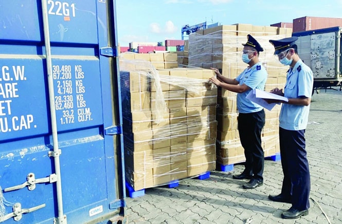 Công chức Hải quan thành phố Hồ Chí Minh làm thủ tục cho hàng hóa xuất nhập khẩu qua cảng Cát Lái. Ảnh: Tap chí Hải quan