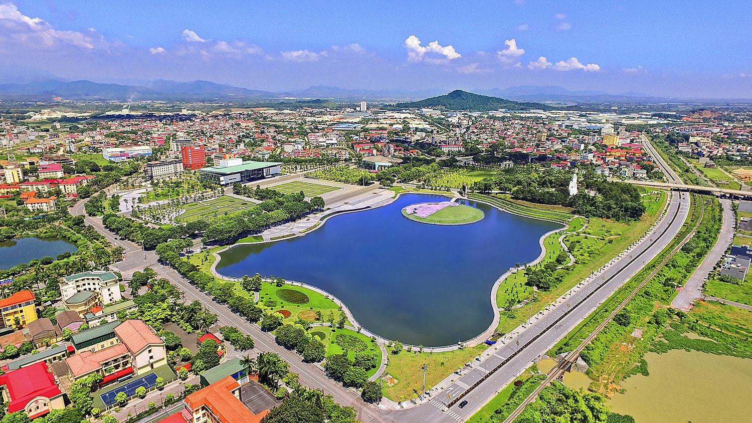Thành phố Vĩnh Yên nhìn từ trên cao Thành phố Vĩnh Yên nhìn từ trên cao