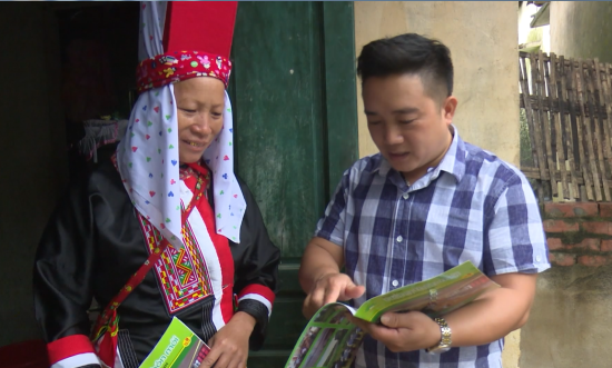  Chìu Văn Phúc tuyên truyền cho người dân về các chủ trương, chính sách của Đảng và Nhà nước