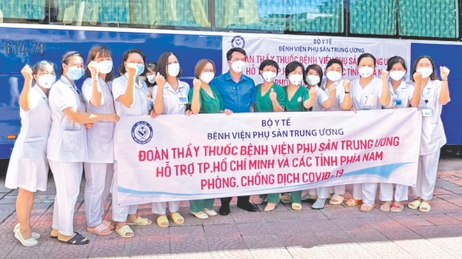 Đoàn thầy thuốc Bệnh viện Phụ sản Trung ương lên đường hỗ trợ TP. Hồ Chí Minh và các tỉnh phía Nam phòng, chống dịch Covid-19 ngày 19.8 Nguồn: ITN