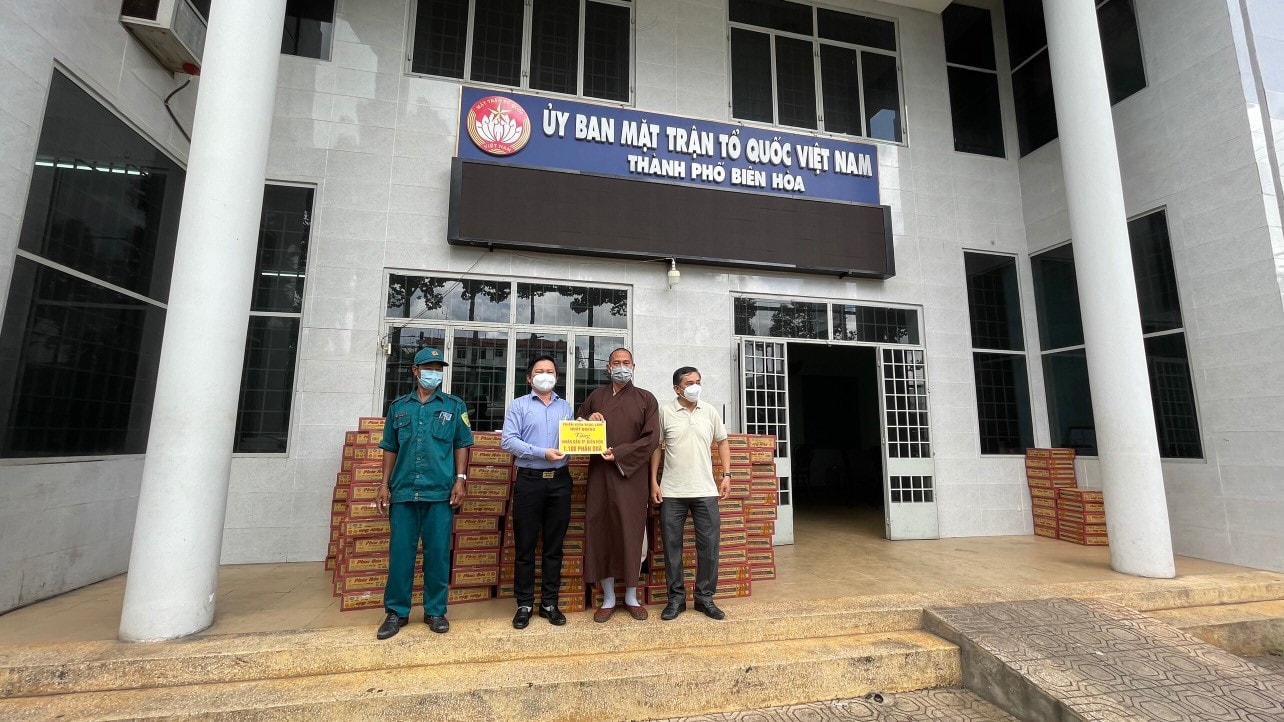 Trụ trì Thiền Viện Trúc Lâm Nhật Quang trao tặng 1.100 phần quà cho UBND TP. Biên Hoà Trụ trì Thiền Viện Trúc Lâm Nhật Quang trao tặng 1100 phần quà cho UBND thành phố Biên Hoà