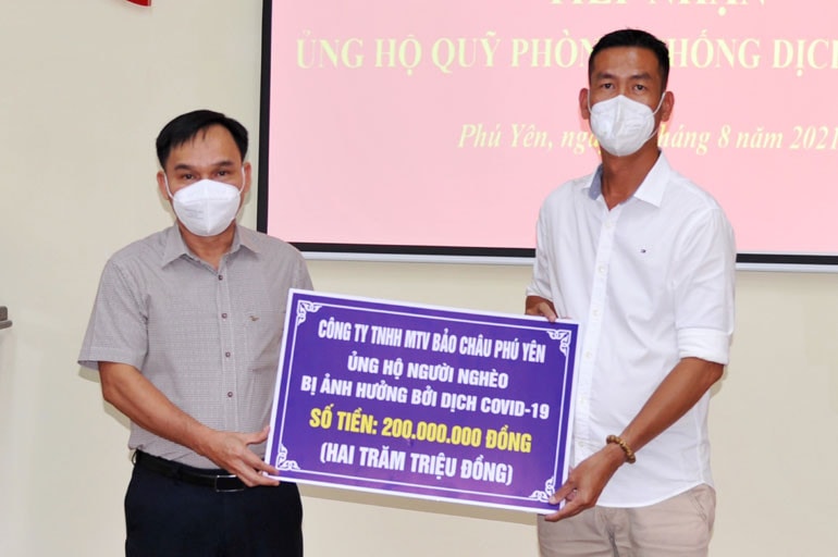 Đại diện cộng đồng doanh nghiệp trong tỉnh Phú Yên trao tiền hỗ trợ nhân dân gặp khó khăn vì đại dịch
