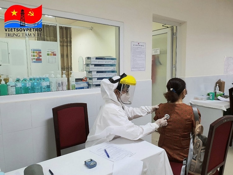 Trung tâm y tế Vietsovpetro khám sàng lọc trước khi tiêm cho người bệnh Nguồn: ITN