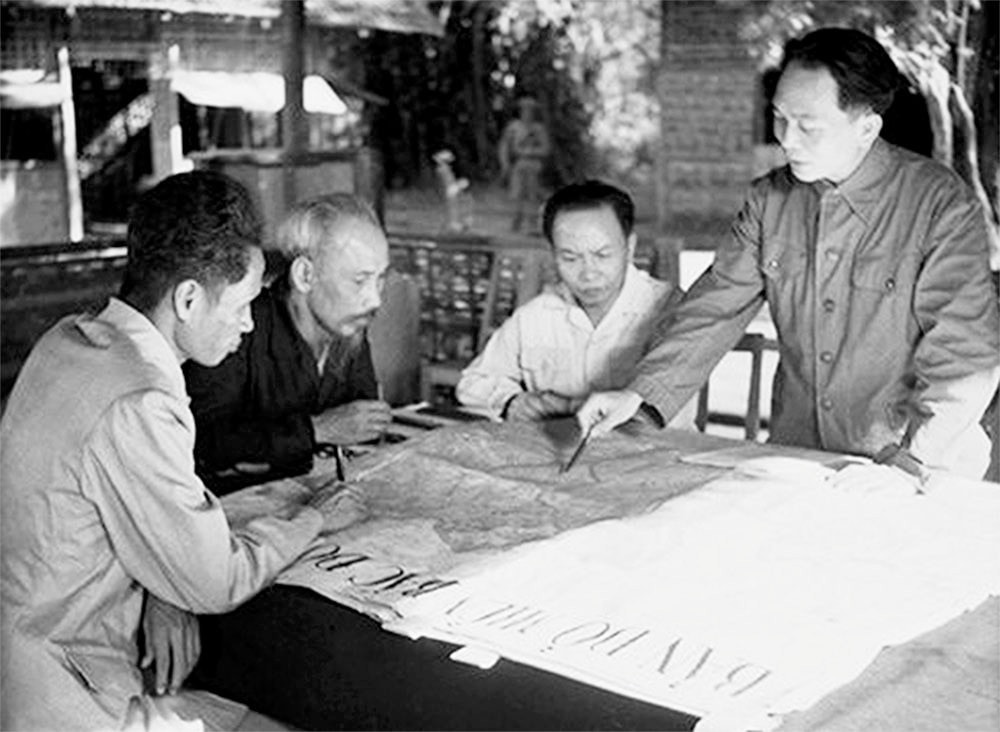 Đại tướng Võ Nguyên Giáp (đứng bên phải) trình bày với Chủ tịch Hồ Chí Minh và các đồng chí lãnh đạo Đảng, Nhà nước kế hoạch mở chiến dịch Điện Biên Phủ - Nguồn: tuyengiao.vn