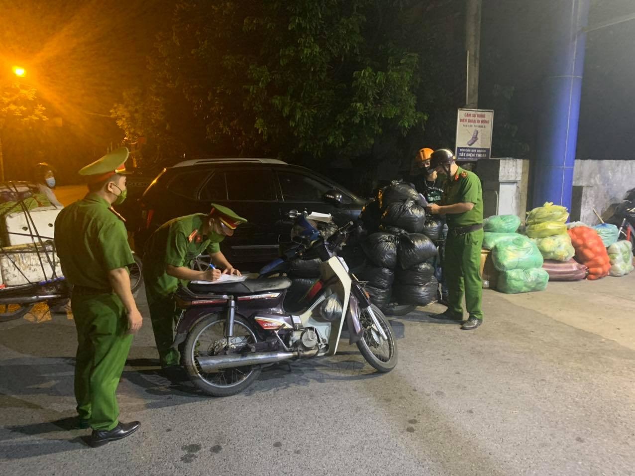 Lực lượng chức năng xử lý các tiểu thương tập trung buôn bán tại phường Bồ Đề, quận Long Biên Ảnh: Chu Dũng