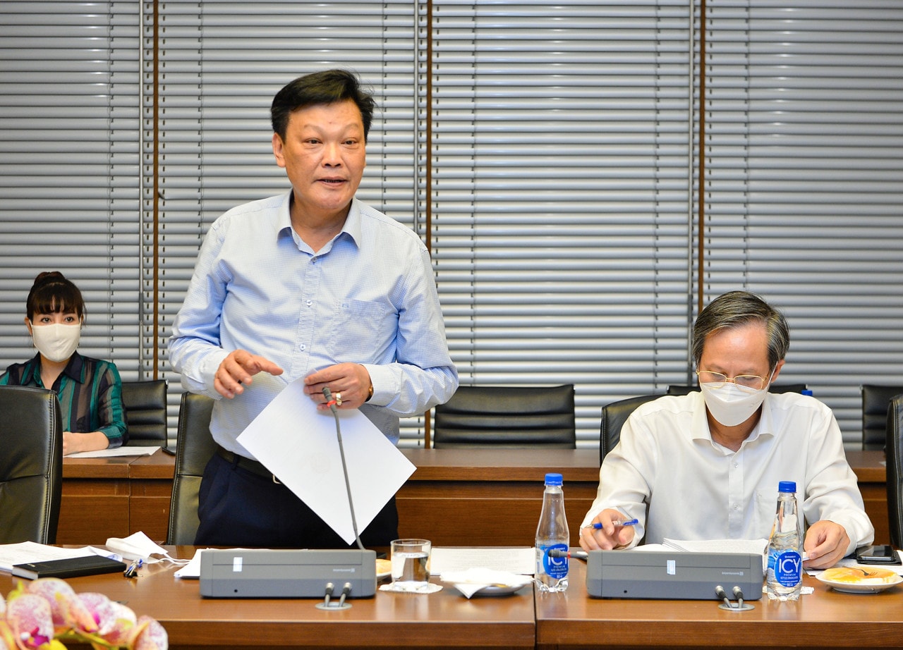 	Thứ trưởng Bộ Nội vụ Nguyễn Duy Thăng phát biểu giải trình ý kiến tại cuộc họp của Ủy ban Pháp luật
