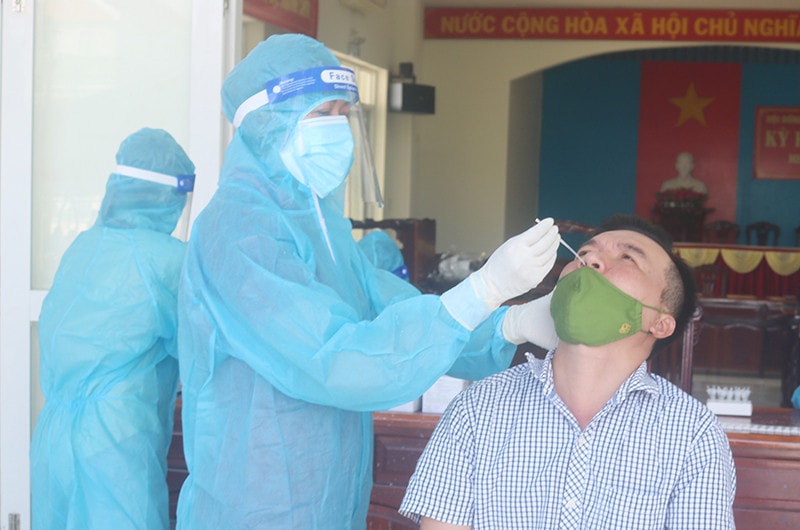 Nhân viên y tế lấy mẫu test nhanh kháng nguyên SARS-CoV-2 cho người dân